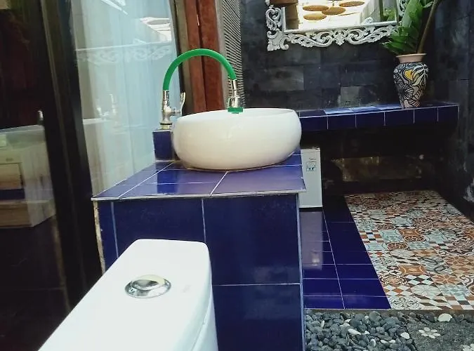 Buratwangi Joglo House ベッド・アンド・ブレックファスト ケロボカン