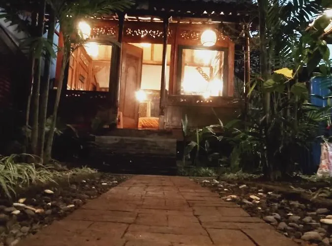 ベッド・アンド・ブレックファスト Buratwangi Joglo House 4*
