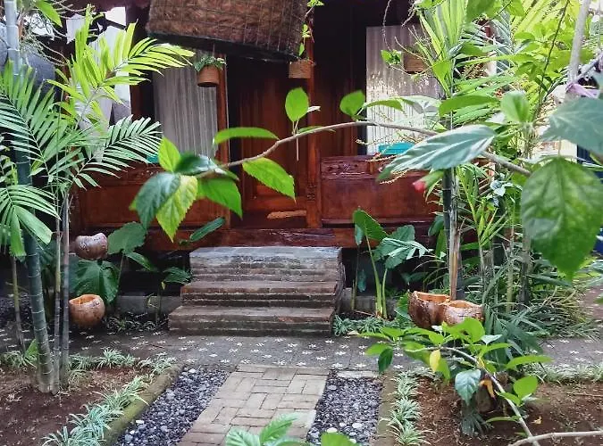 Buratwangi Joglo House ベッド・アンド・ブレックファスト ケロボカン