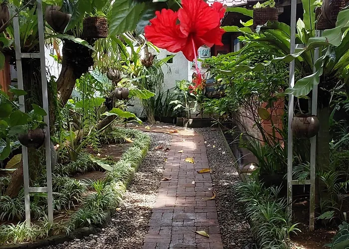 Buratwangi Joglo House ベッド・アンド・ブレックファスト ケロボカン