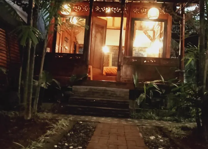 Buratwangi Joglo House ベッド・アンド・ブレックファスト 4*